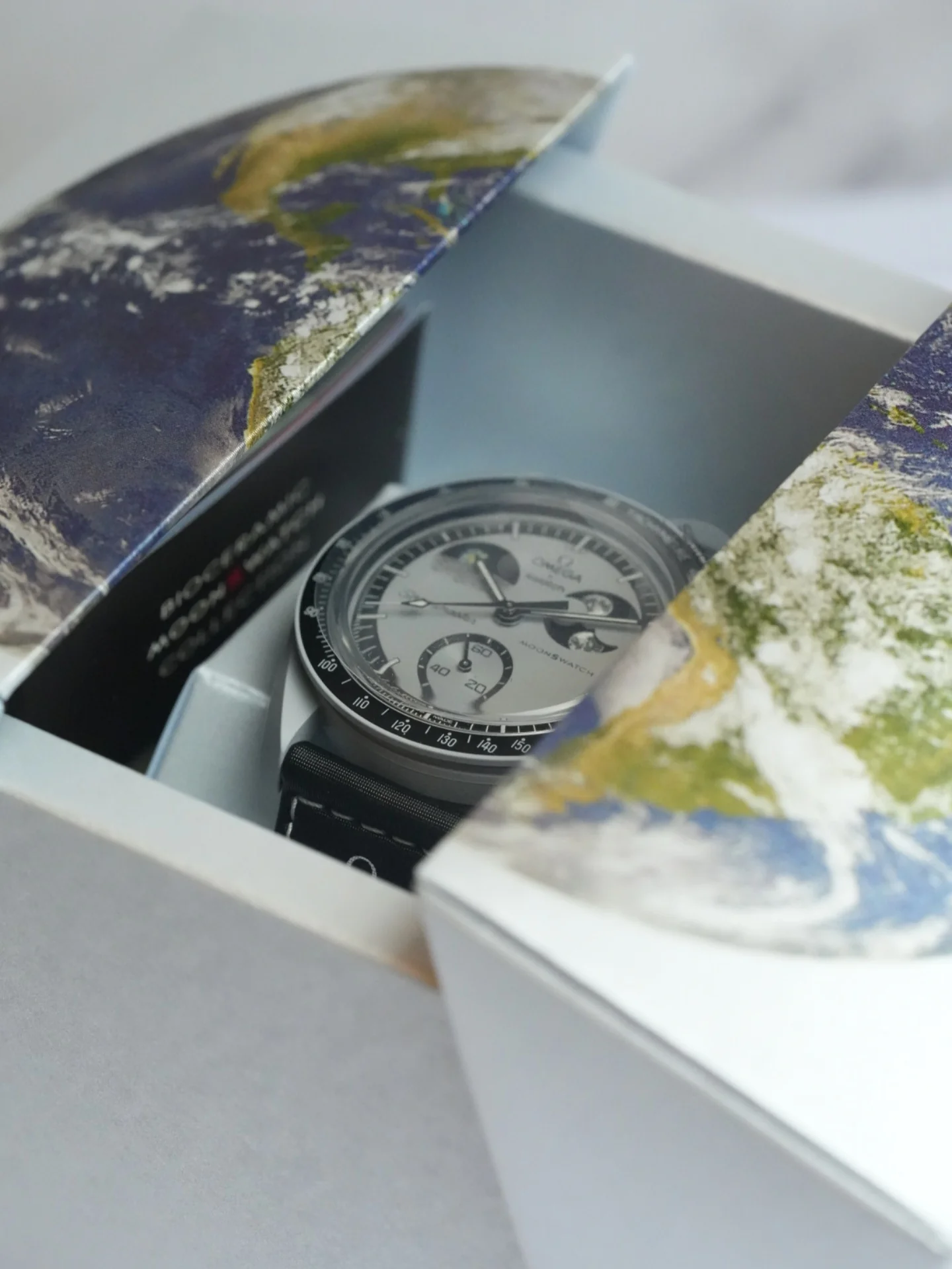 Swatch x OMEGA MoonSwatch: Mission to EarthPhase (SO33M700) - Image 8